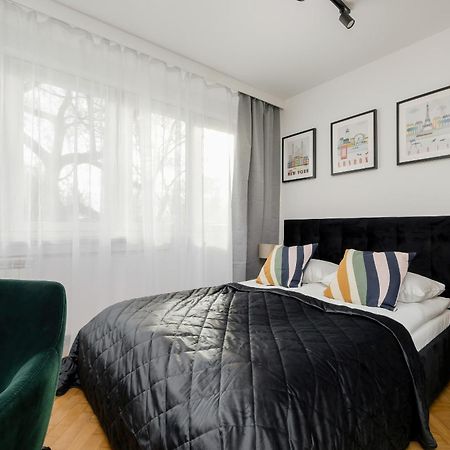 Modern Black & Wooden Apartment Warsaw Near The Airport By Noclegi Renters 외부 사진