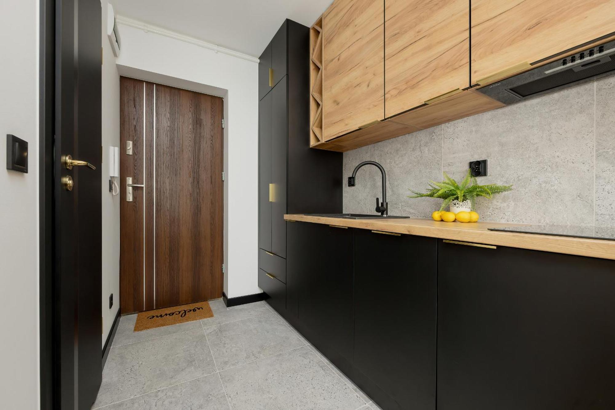 Modern Black & Wooden Apartment Warsaw Near The Airport By Noclegi Renters 외부 사진