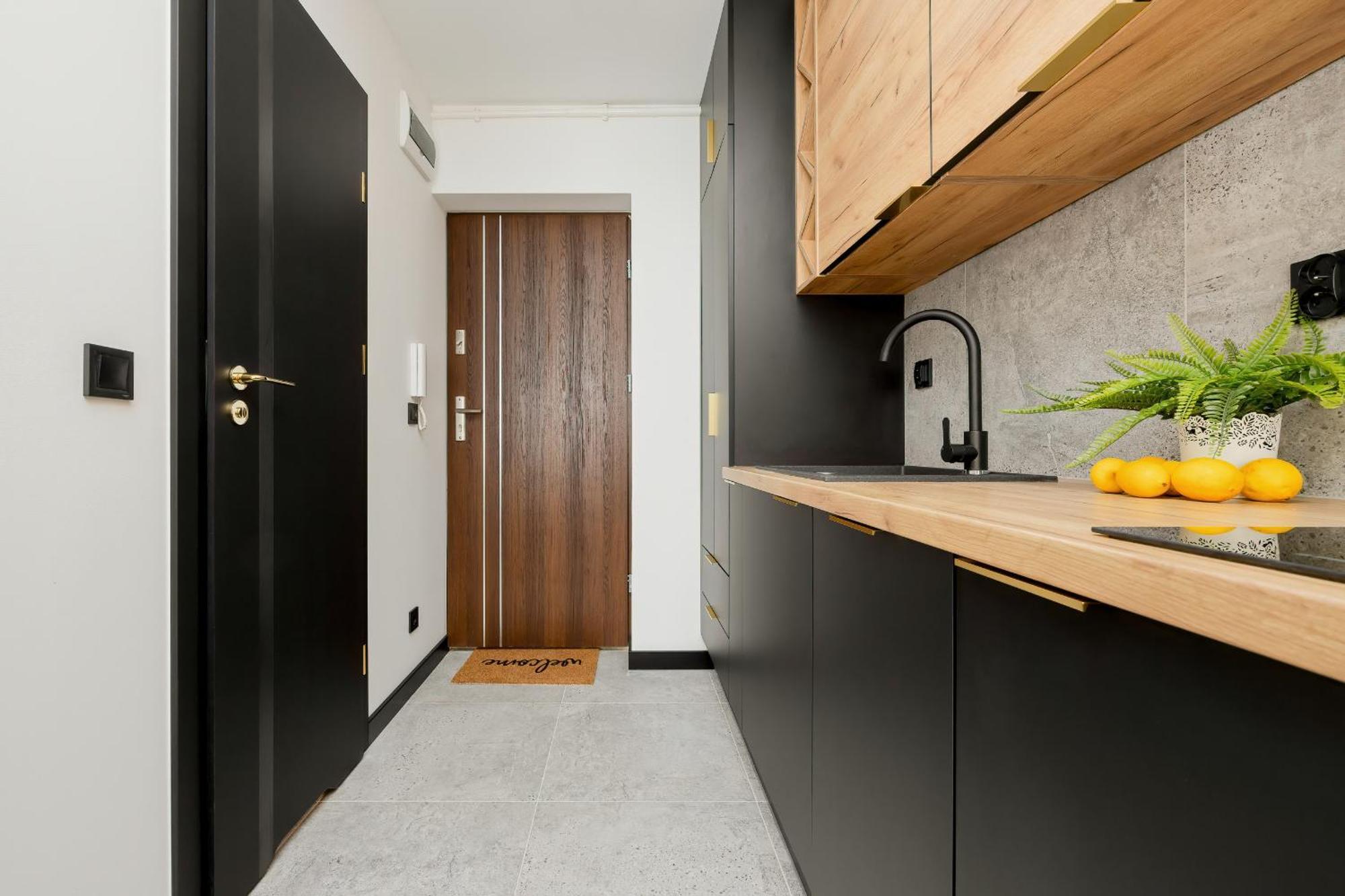 Modern Black & Wooden Apartment Warsaw Near The Airport By Noclegi Renters 외부 사진