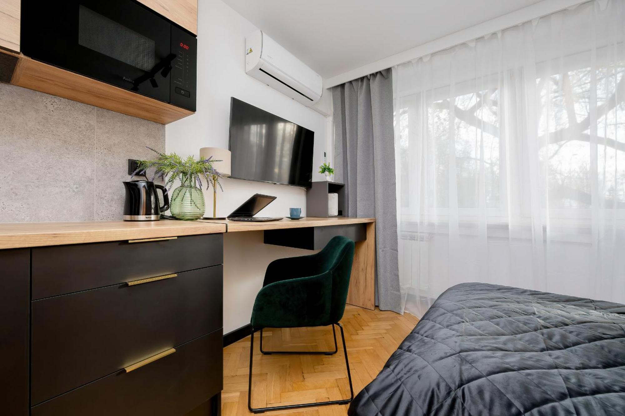 Modern Black & Wooden Apartment Warsaw Near The Airport By Noclegi Renters 외부 사진